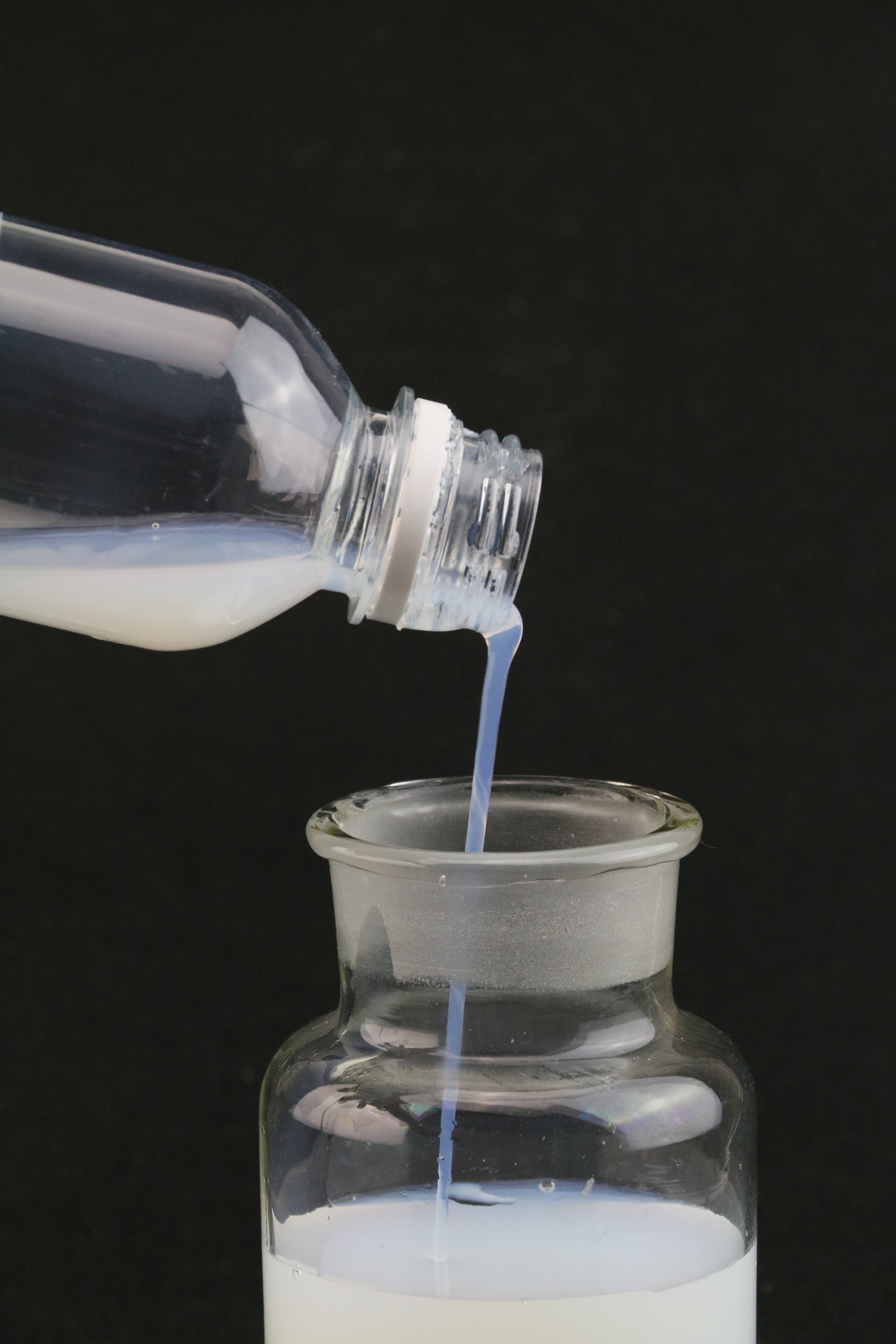 水性聚氨酯，聚氨酯樹(shù)脂，水性聚氨酯的性能特點(diǎn)